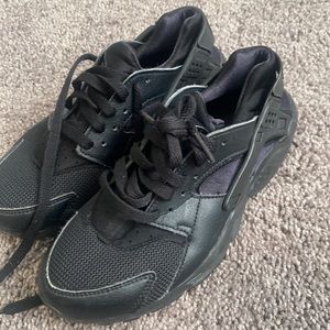 Nike huarache shoes boys size 5
